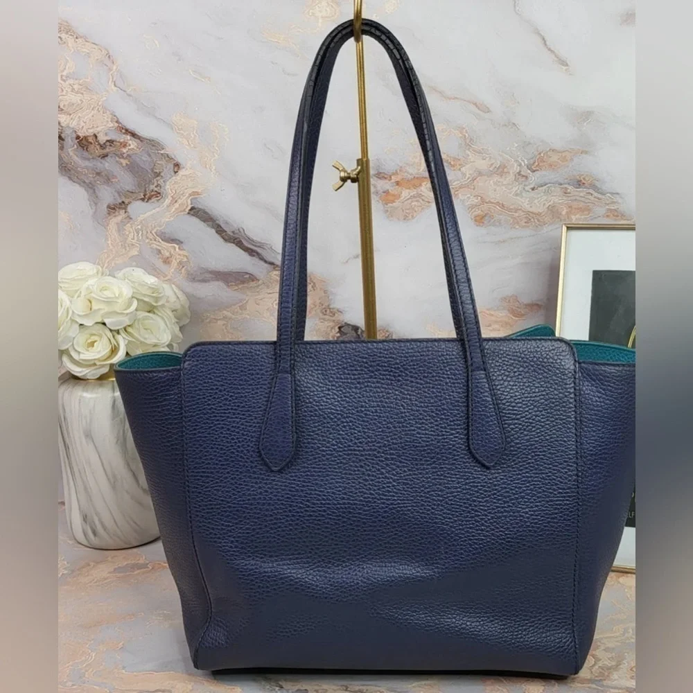 Gucci pebbled swing tote bag blue